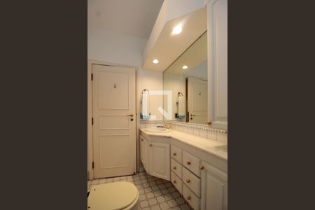 Apartamento à venda com 450m², 5 quartos e 3 vagas Apartamento à venda com 450m², 5 quartos e 3 vagasBanheiro da Suíte 2