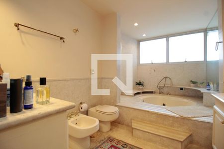 Apartamento à venda com 450m², 5 quartos e 3 vagas Apartamento à venda com 450m², 5 quartos e 3 vagasBanheiro da Suíte Master