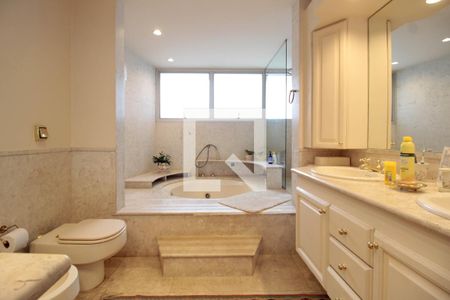 Apartamento à venda com 450m², 5 quartos e 3 vagas Apartamento à venda com 450m², 5 quartos e 3 vagasBanheiro da Suíte Master