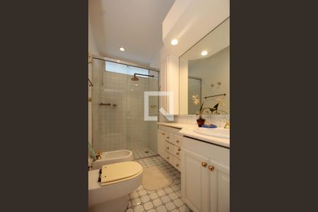 Apartamento à venda com 450m², 5 quartos e 3 vagas Apartamento à venda com 450m², 5 quartos e 3 vagasBanheiro da Suíte 1