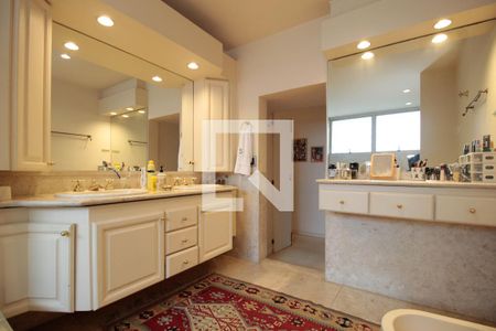 Apartamento à venda com 450m², 5 quartos e 3 vagas Apartamento à venda com 450m², 5 quartos e 3 vagasBanheiro da Suíte Master