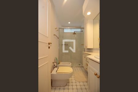 Apartamento à venda com 450m², 5 quartos e 3 vagas Apartamento à venda com 450m², 5 quartos e 3 vagasBanheiro da Suíte 1