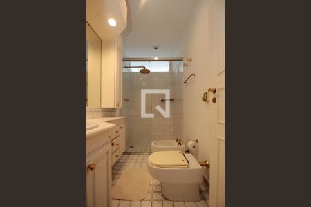 Apartamento à venda com 450m², 5 quartos e 3 vagas Apartamento à venda com 450m², 5 quartos e 3 vagasBanheiro da Suíte 2