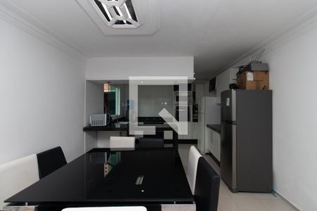 Casa à venda com 200m², 4 quartos e sem vaga Casa à venda com 200m², 4 quartos e sem vagaCozinha e Copa