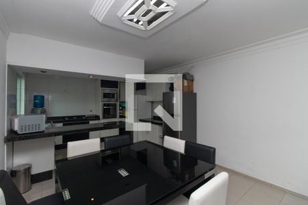 Casa à venda com 200m², 4 quartos e sem vaga Casa à venda com 200m², 4 quartos e sem vagaCozinha e Copa