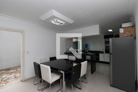 Casa à venda com 200m², 4 quartos e sem vaga Casa à venda com 200m², 4 quartos e sem vagaCozinha e Copa