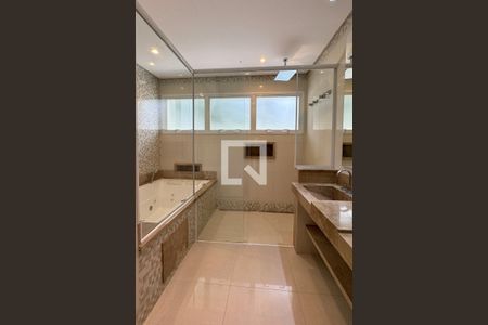 Casa de condomínio à venda com 525m², 4 quartos e 3 vagasBanheiro da Suíte 1