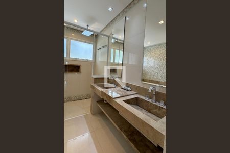 Casa de condomínio à venda com 525m², 4 quartos e 3 vagasBanheiro da Suíte 1