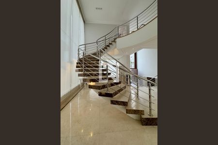 Casa de condomínio à venda com 525m², 4 quartos e 3 vagasEscada