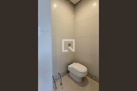 Casa de condomínio à venda com 525m², 4 quartos e 3 vagasBanheiro da Suíte 1