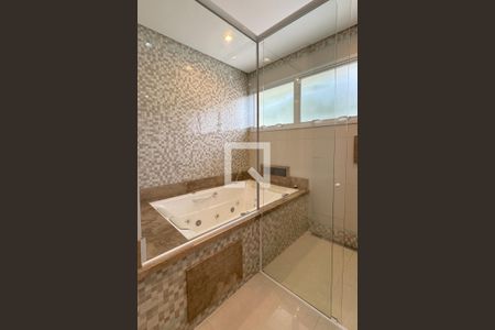 Casa de condomínio à venda com 525m², 4 quartos e 3 vagasBanheiro da Suíte 1