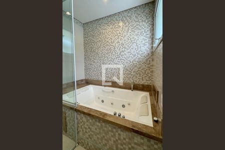 Casa de condomínio à venda com 525m², 4 quartos e 3 vagasBanheiro da Suíte 1