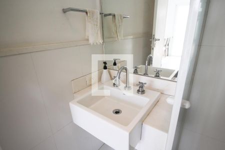 Casa à venda com 205m², 4 quartos e 3 vagas Casa à venda com 205m², 4 quartos e 3 vagasBanheiro de serviço