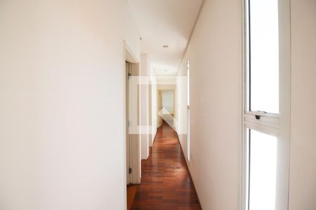 Casa à venda com 205m², 4 quartos e 3 vagas Casa à venda com 205m², 4 quartos e 3 vagasCorredor