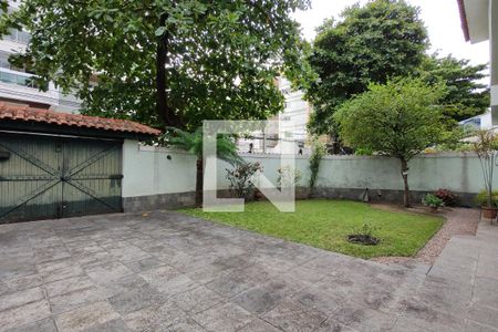 Casa à venda com 226m², 3 quartos e 5 vagas Casa à venda com 226m², 3 quartos e 5 vagasQuintal