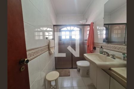 Casa à venda com 350m², 4 quartos e 5 vagasBanheiro social