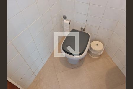 Casa à venda com 350m², 4 quartos e 5 vagasLavabo da área de serviço