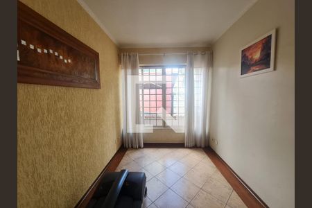 Casa à venda com 350m², 4 quartos e 5 vagasEspaço entre os dormitórios pode ser usado como escritório