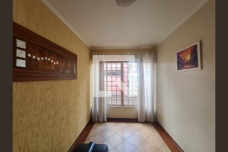 Casa à venda com 350m², 4 quartos e 5 vagasEspaço entre os dormitórios pode ser usado como escritório