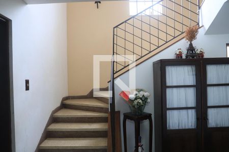 Casa para alugar com 250m², 5 quartos e 4 vagasEscadas