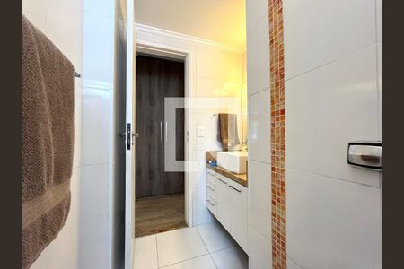 Apartamento à venda com 117m², 3 quartos e 2 vagas Apartamento à venda com 117m², 3 quartos e 2 vagasBanheiro Corredor