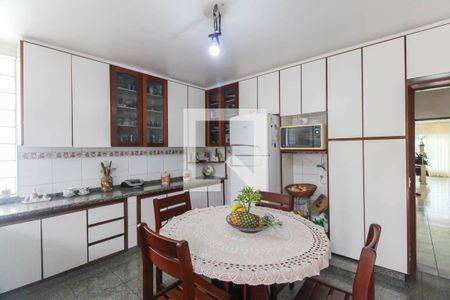 Casa à venda com 160m², 3 quartos e 4 vagas Casa à venda com 160m², 3 quartos e 4 vagasCozinha