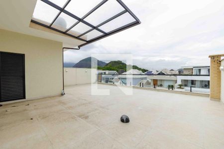 Casa de condomínio à venda com 270m², 4 quartos e 4 vagasVaranda