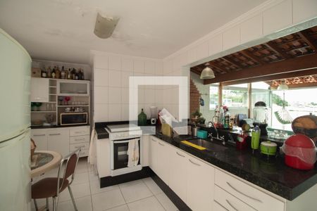 Casa à venda com 250m², 4 quartos e 2 vagas Casa à venda com 250m², 4 quartos e 2 vagasChurrasqueira