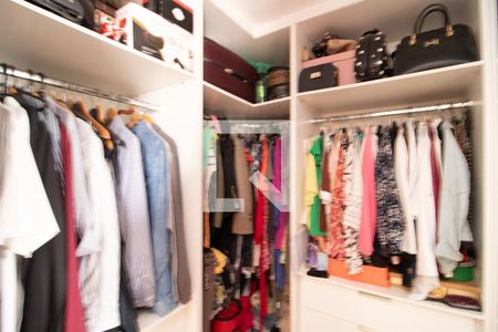 Casa à venda com 250m², 4 quartos e 2 vagas Casa à venda com 250m², 4 quartos e 2 vagasCloset Quarto 1 Suíte