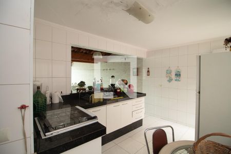 Casa à venda com 250m², 4 quartos e 2 vagas Casa à venda com 250m², 4 quartos e 2 vagasChurrasqueira