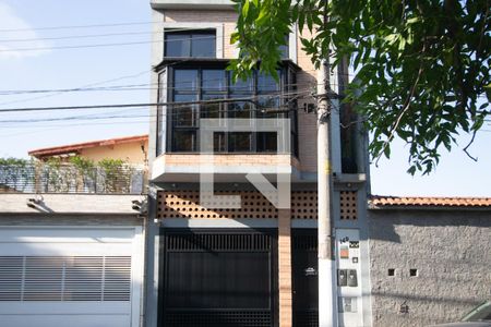 Casa à venda com 230m², 3 quartos e 2 vagas Casa à venda com 230m², 3 quartos e 2 vagasFachada
