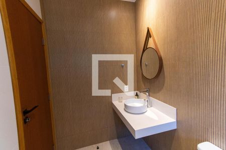 Casa de condomínio à venda com 360m², 4 quartos e 4 vagas Casa de condomínio à venda com 360m², 4 quartos e 4 vagasBanheiro da Suíte 1