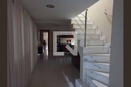 Apartamento à venda com 500m², 5 quartos e 5 vagas Apartamento à venda com 500m², 5 quartos e 5 vagasEscada