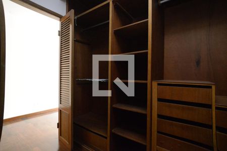 Apartamento à venda com 241m², 4 quartos e 3 vagasCloset do quarto 4