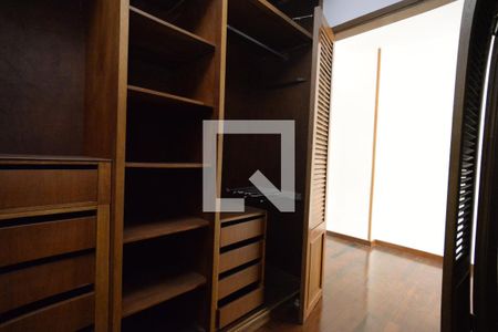 Apartamento à venda com 241m², 4 quartos e 3 vagasCloset do quarto 4