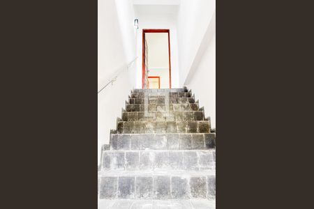 Apartamento para alugar com 65m², 2 quartos e sem vagaEscada