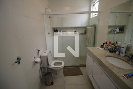 Casa à venda com 225m², 4 quartos e 2 vagasBanheiro da Suíte 2