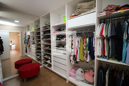 Casa à venda com 225m², 4 quartos e 2 vagasCloset
