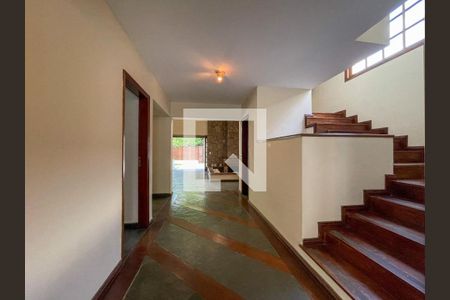 Casa de condomínio à venda com 400m², 5 quartos e 2 vagas Casa de condomínio à venda com 400m², 5 quartos e 2 vagasEscada