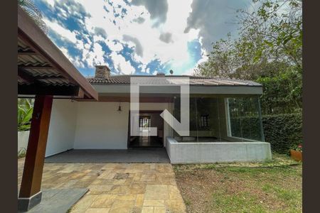 Casa de condomínio à venda com 400m², 5 quartos e 2 vagas Casa de condomínio à venda com 400m², 5 quartos e 2 vagasFachada