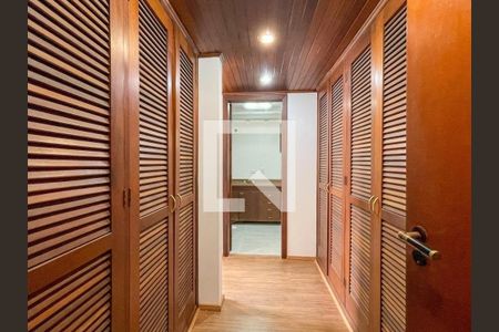 Casa de condomínio à venda com 400m², 5 quartos e 2 vagas Casa de condomínio à venda com 400m², 5 quartos e 2 vagasCloset /Suite 2