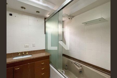 Casa de condomínio à venda com 400m², 5 quartos e 2 vagas Casa de condomínio à venda com 400m², 5 quartos e 2 vagasBanheiro