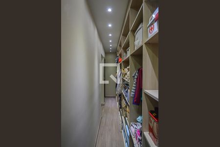 Casa à venda com 256m², 2 quartos e 2 vagas Casa à venda com 256m², 2 quartos e 2 vagasCloset da suíte