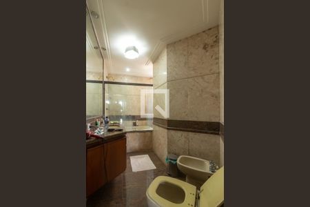 Apartamento à venda com 466m², 5 quartos e 6 vagasBanheiro da Suíte 1