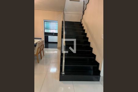 Casa à venda com 289m², 3 quartos e 2 vagasEscada