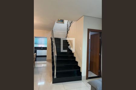 Casa à venda com 289m², 3 quartos e 2 vagasEscada