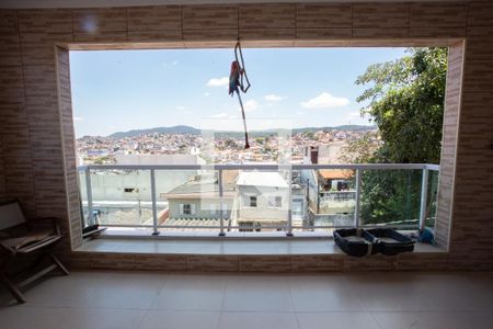 Casa à venda com 250m², 5 quartos e 4 vagas Casa à venda com 250m², 5 quartos e 4 vagasVARANDA 2