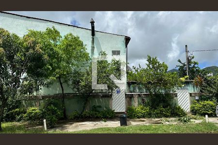 Casa à venda com 176m², 2 quartos e 2 vagas Casa à venda com 176m², 2 quartos e 2 vagasFachada