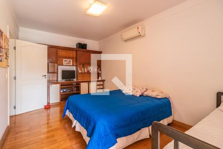 Casa de condomínio à venda com 495m², 4 quartos e 4 vagas Casa de condomínio à venda com 495m², 4 quartos e 4 vagasQuarto 2