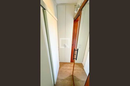 Casa à venda com 471m², 5 quartos e 4 vagas Casa à venda com 471m², 5 quartos e 4 vagasCloset/Quarto 5